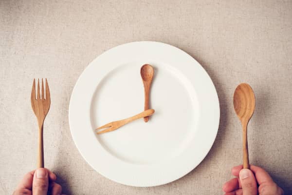 dinner plate and wooden utensils depicting 8 o'clock