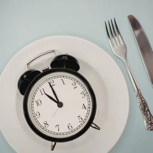 A sequence of meals across the day showing how timing influences energy patterns.