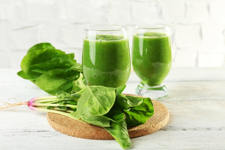 green smoothie with spinach, apple and avocado
