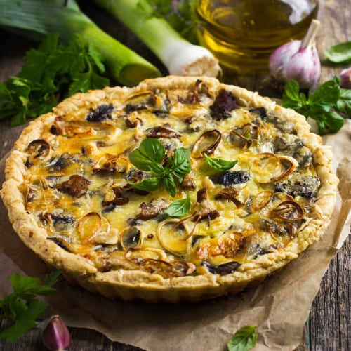 Quiche with mushrooms, leek and cheese 