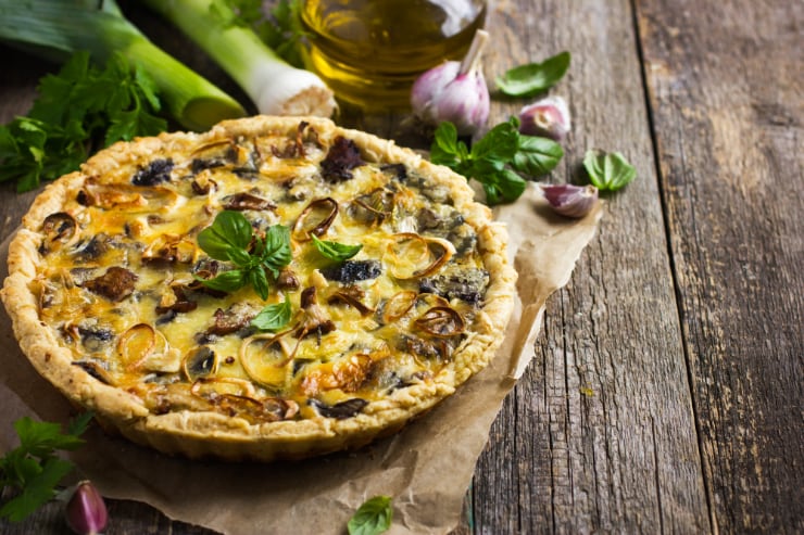 Quiche with mushrooms, leek and cheese 
