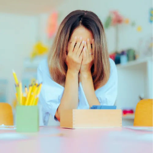 A stressed person sitting quietly at home after a demanding day, reflecting the relationship between stress and recovery capacity.