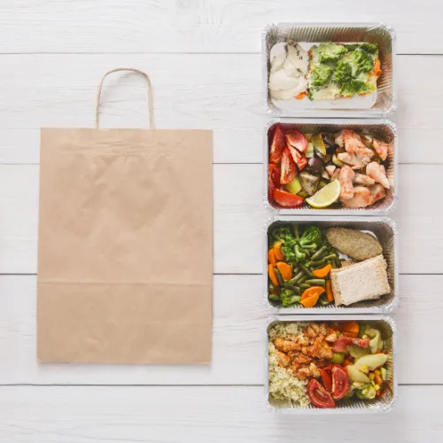 Organized meals and a written plan showing a structured eating approach adapted to everyday routines.